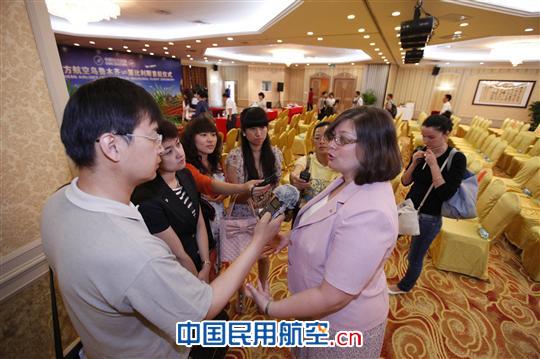 当天,格鲁吉亚机场管理局局长专程赶到乌鲁木齐参加了首航仪式 南航开通中国第一条至格鲁吉亚航线