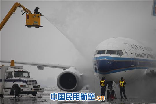 乌鲁木齐迎今冬首场雪 南航全力保证航班运行