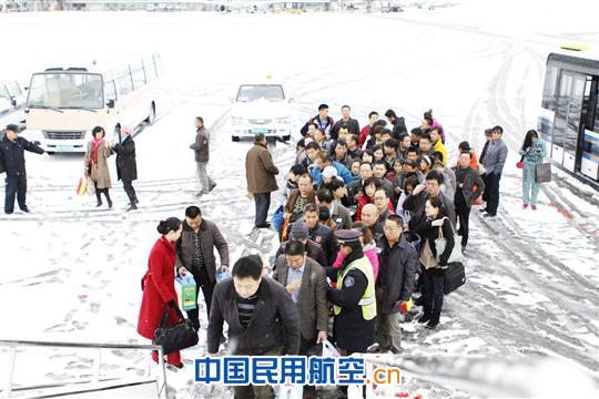 乌鲁木齐迎今冬首场雪 南航全力保证航班运行