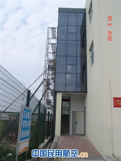 青岛机场北部餐厅室外楼梯封闭工程顺利竣工