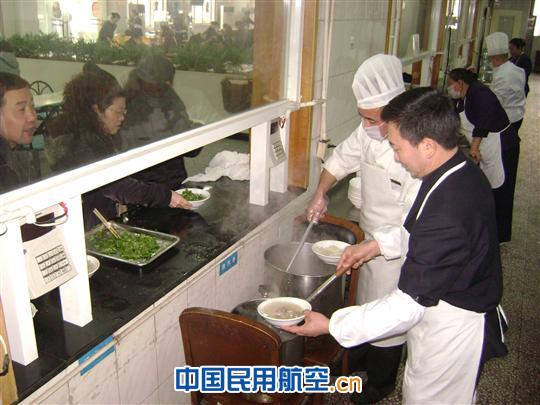 国航股份西南分公司综保部冬至提供免费羊肉汤