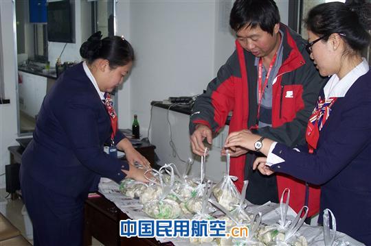 发放水饺 咸阳职工餐厅服务一线,“冬至”为员工送水饺