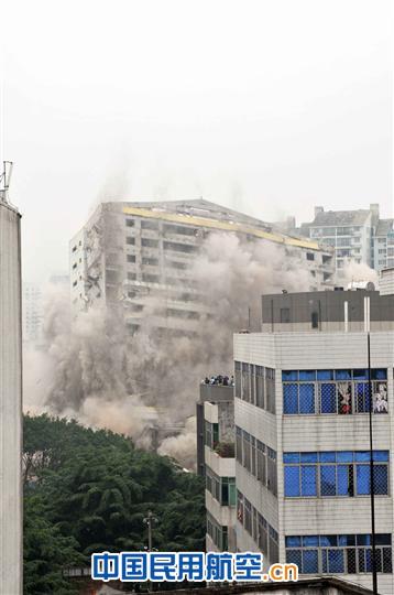 见证海航发展变迁 海航爆破拆除使用十余年大厦