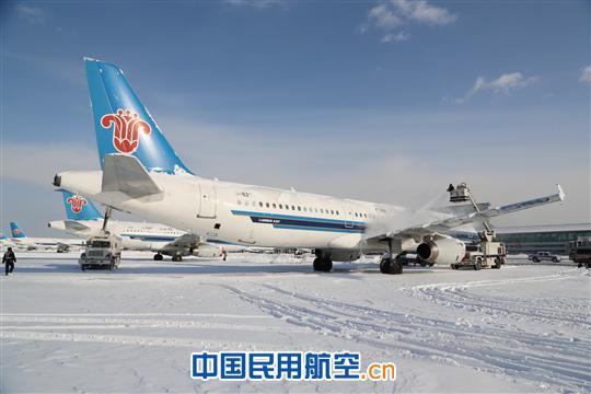 沉着迎战暴雪 保证旅客出行