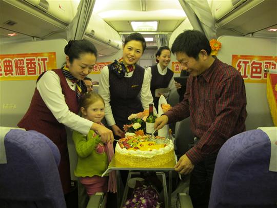 国航重庆红岩乘务组承接重庆赴港演出团归渝