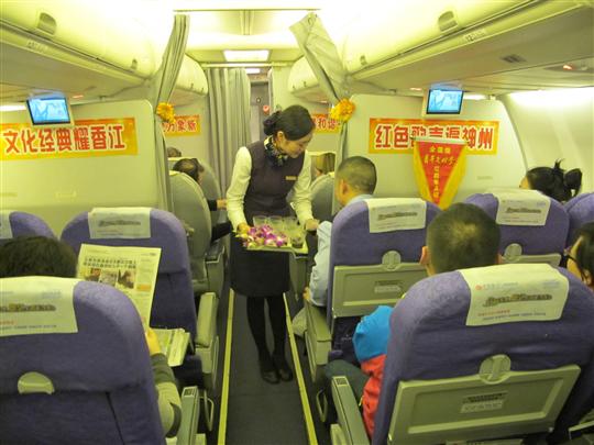 国航重庆红岩乘务组承接重庆赴港演出团归渝