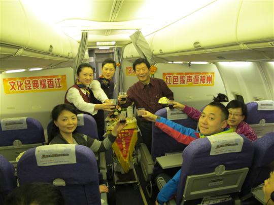 国航重庆红岩乘务组承接重庆赴港演出团归渝