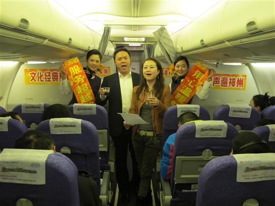 国航重庆红岩乘务组承接重庆赴港演出团归渝