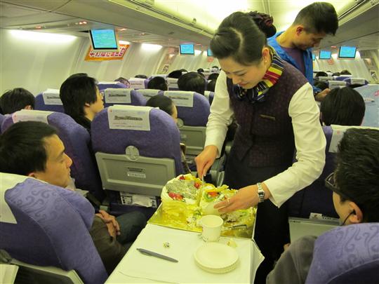 国航重庆红岩乘务组承接重庆赴港演出团归渝