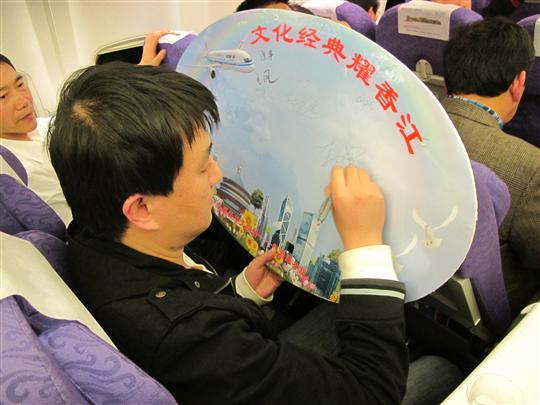 国航重庆红岩乘务组承接重庆赴港演出团归渝