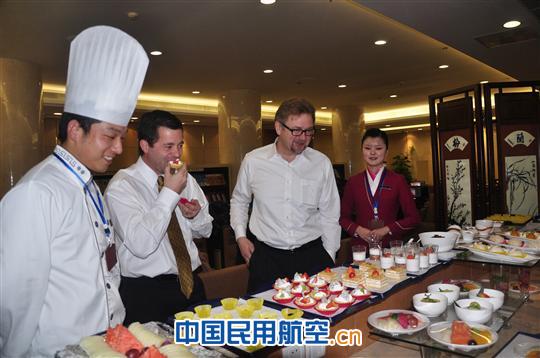 外国旅客正在观赏、品尝美食。 南航长沙航食:雷锋精神放光芒 服务之道无止境