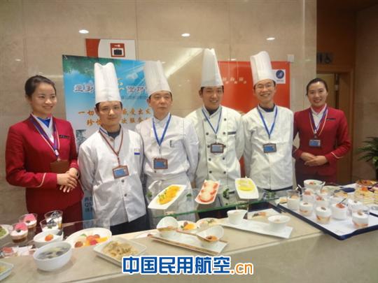 留给工作人员的是会心的微笑,学习雷锋真是件幸福的事呀! 南航长沙航食:雷锋精神放光芒 服务之道无止境