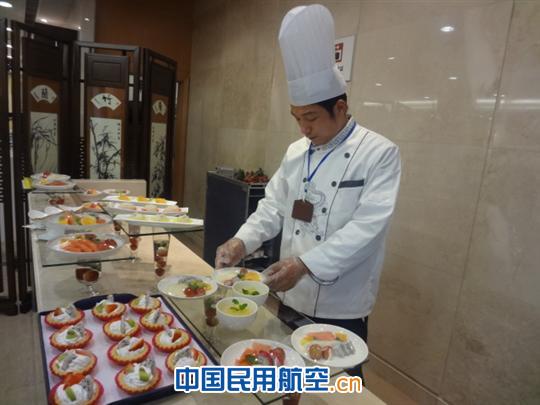 活动开始前,主厨细心地对每个产品进行检查,确保万无一失。 南航长沙航食:雷锋精神放光芒 服务之道无止境