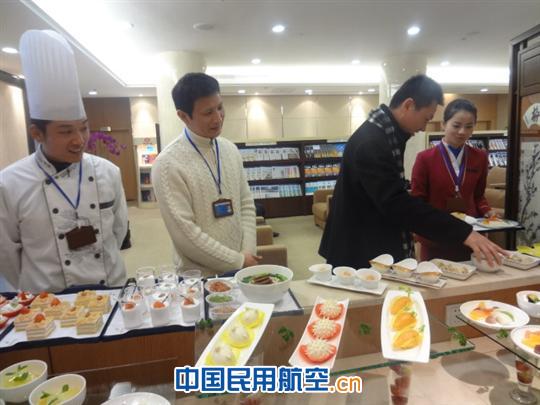 管理人员和主厨积极向旅客介绍餐食。 南航长沙航食:雷锋精神放光芒 服务之道无止境