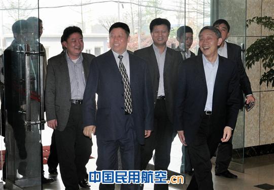 东航股份党委副书记巴胜基深入四川开展调研