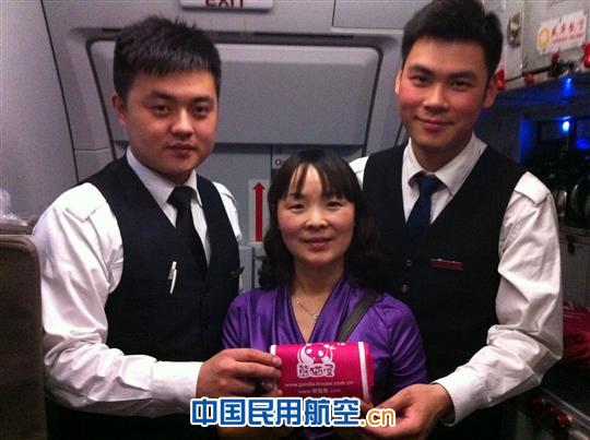 成都航空航班上开展世界地球日活动