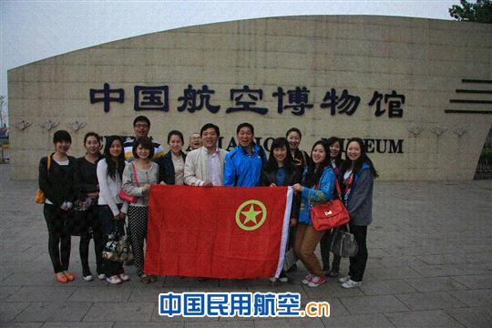 东航北京地服部团委组织青年员工参观航空博物馆