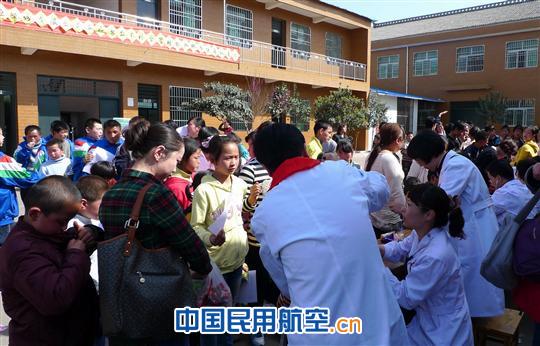 东航西北综管部用爱心托起明天的太阳