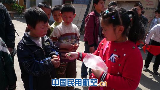 东航西北综管部用爱心托起明天的太阳