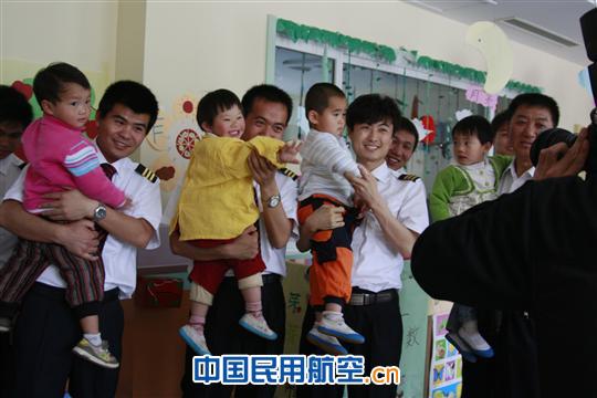 山东航空飞行部一大队飞行员开展献爱心活动