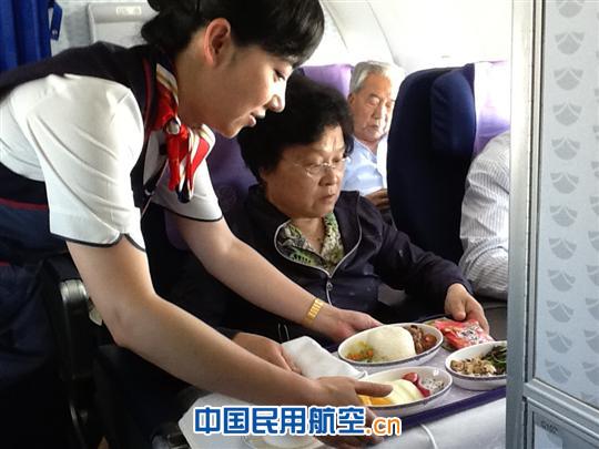 东航甘肃客舱务部完成省委老干部考察团回程保障