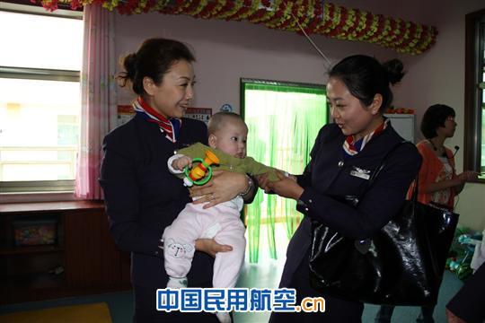 东航甘肃客舱部慰问兰州市儿童福利院