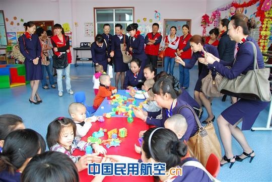 东航甘肃客舱部慰问兰州市儿童福利院