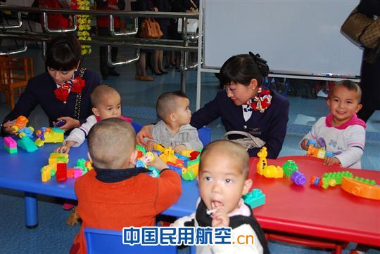 东航甘肃客舱部慰问兰州市儿童福利院