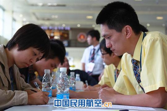 首都机场举行模拟航空器失事应急救援演练（图）
