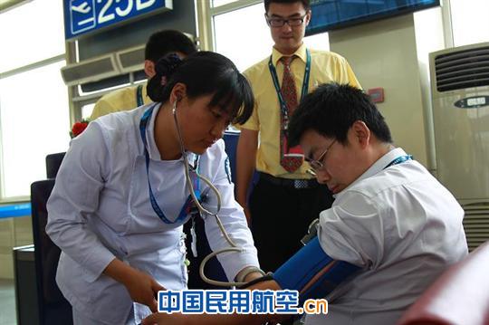 首都机场举行模拟航空器失事应急救援演练（图）