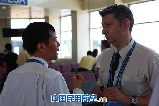 首都机场举行模拟航空器失事应急救援演练（图）