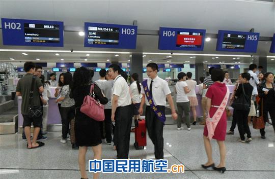 东航四川进行成都双流国际机场T2航站楼转场演练