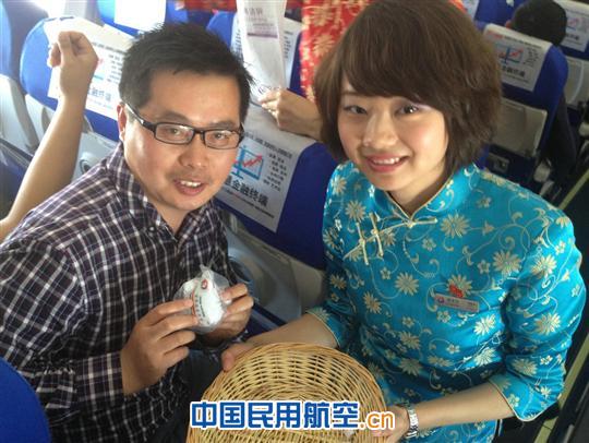 东航四川凌燕乘务组开展五四青年节特色航班活动