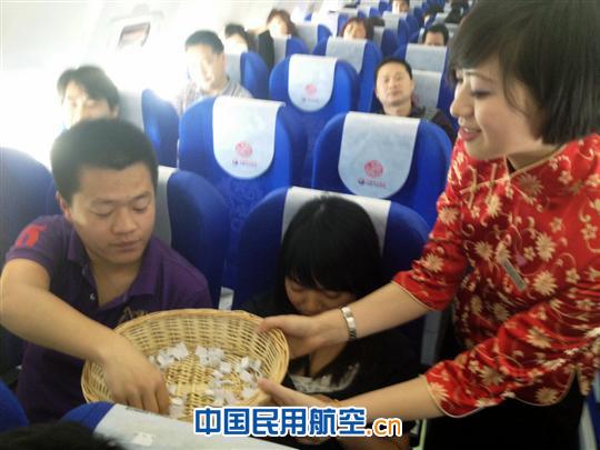 东航四川凌燕乘务组开展五四青年节特色航班活动
