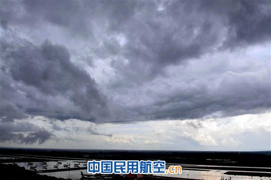雷雨天的空港景色
