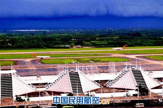 雷雨天的空港景色