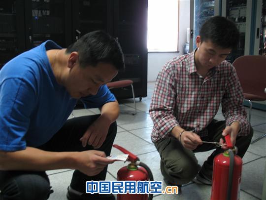 示范消防器材使用方法 东航山东运控部扎实开展“安全生产月”活动