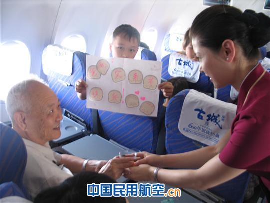 感恩父亲节：南航新疆乘务员把爱献给天下父亲