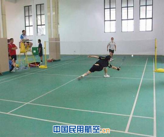 南航河南分公司举行“安康杯”空勤羽毛球比赛