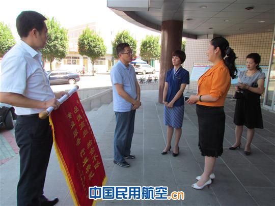 乘务组两次拾金不昧 旅客千里迢迢送锦旗