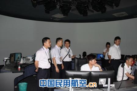 西南空管局管制中心进行雷雨天气大面积延误演练