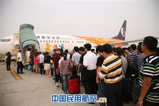 空姐化身运动女孩 山航与旅客共迎快乐亚沙会