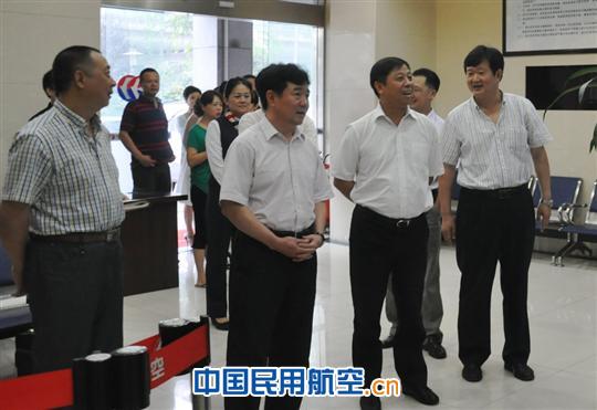 东航四川领导深入基层调研机型置换人员改装工作