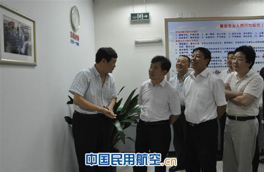 东航四川领导深入基层调研机型置换人员改装工作