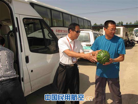 东航甘肃分公司车辆保障部为一线员工送凉爽