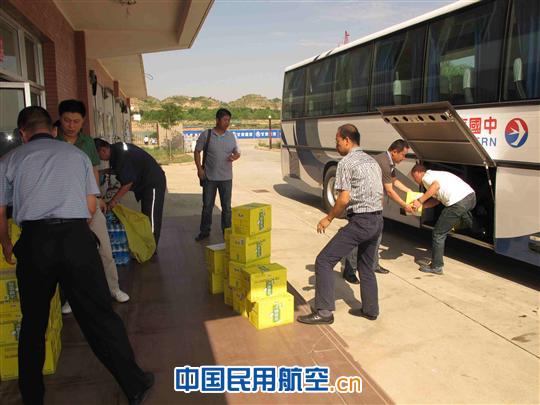 东航甘肃分公司车辆保障部为一线员工送凉爽