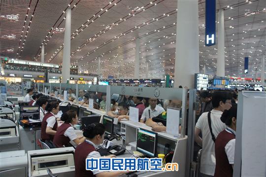 国航地面服务部迎战京城特大暴雨