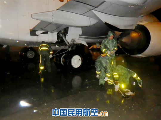 台风“韦森特”来袭 深航机务人在暴风雨中拼搏