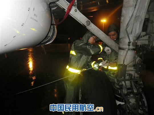 台风“韦森特”来袭 深航机务人在暴风雨中拼搏