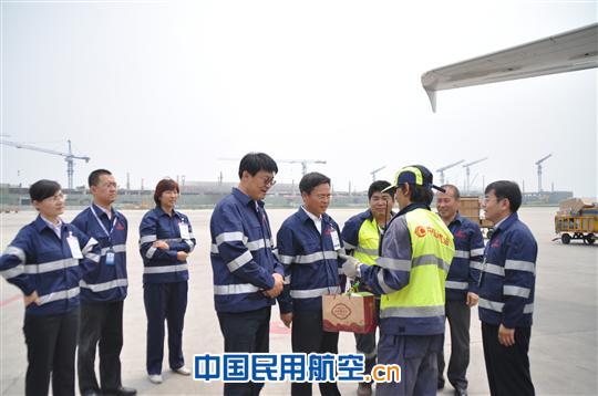 中国航油集团工会到天津公司开展“送凉爽”活动